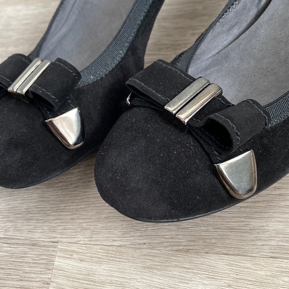 Stuart Weitzman Suede Bow Accent Pumps - Picture 9 of 16